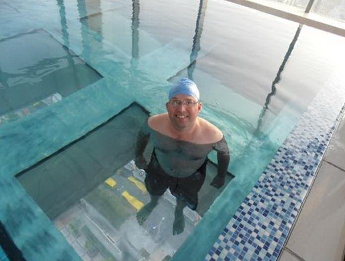  Bể bơi có đáy làm bằng kính trong suốt tạo cảm giác sâu hun hút